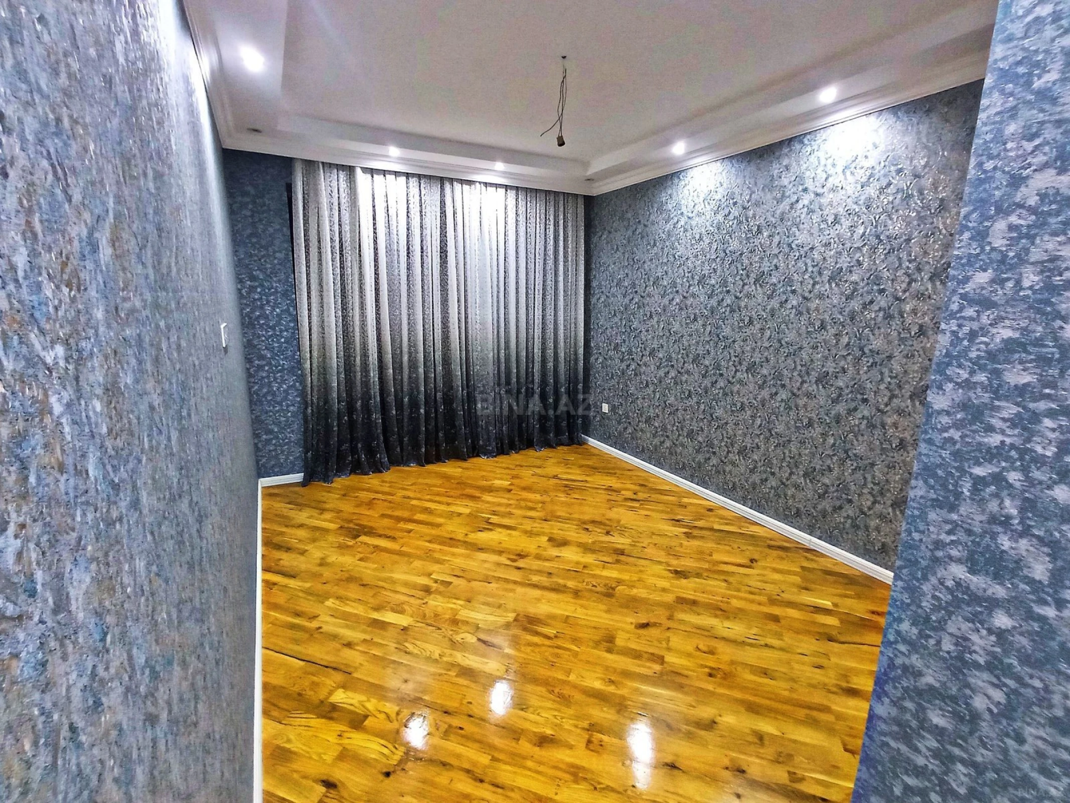 Satılır 4 otaqlı mənzil 180 m²