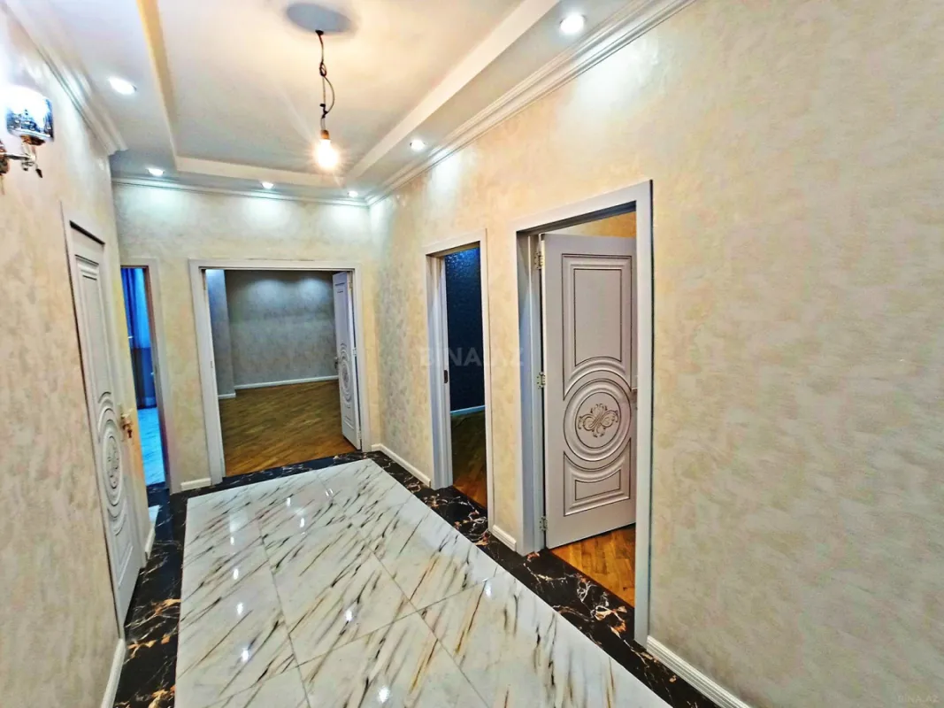 Satılır 4 otaqlı mənzil 180 m²