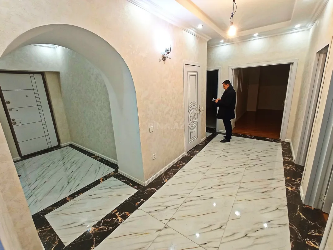 Satılır 4 otaqlı mənzil 180 m²