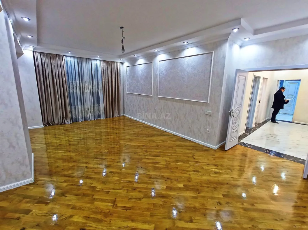 Satılır 4 otaqlı mənzil 180 m²
