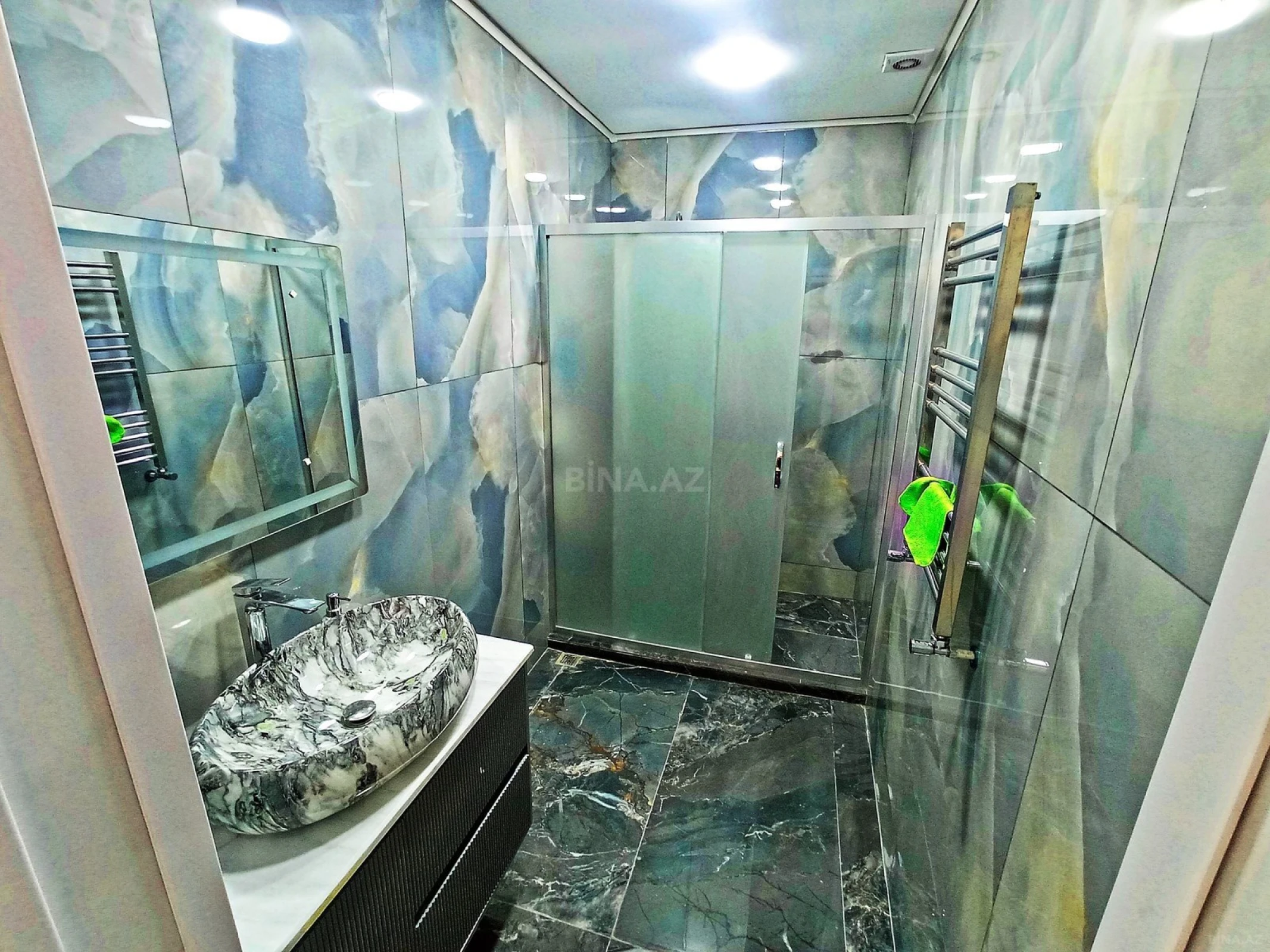 Satılır 4 otaqlı mənzil 180 m²