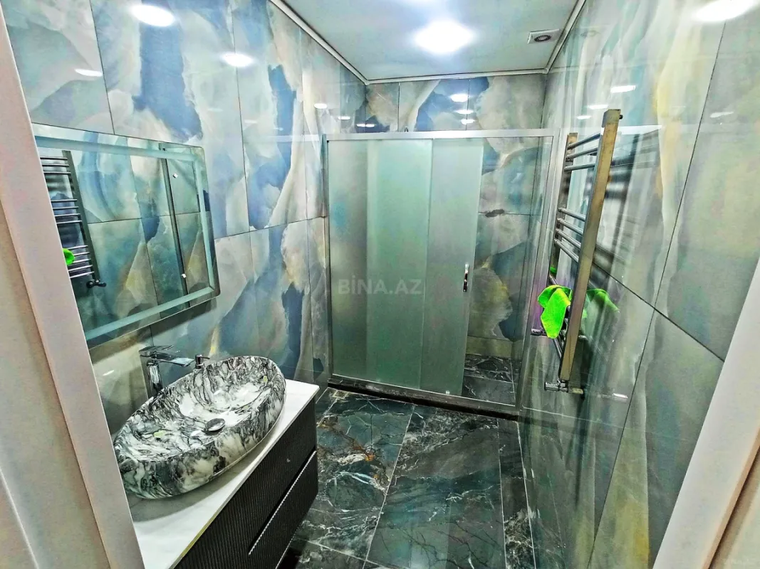 Satılır 4 otaqlı mənzil 180 m²