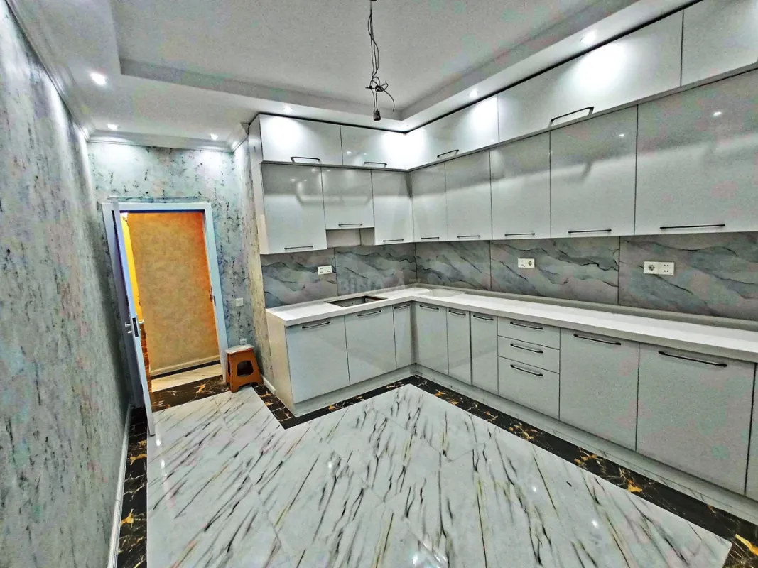 Satılır 4 otaqlı mənzil 180 m²