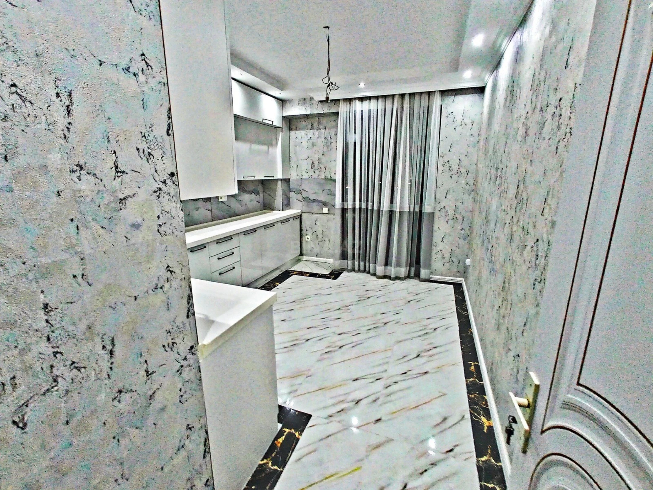 Satılır 4 otaqlı mənzil 180 m²