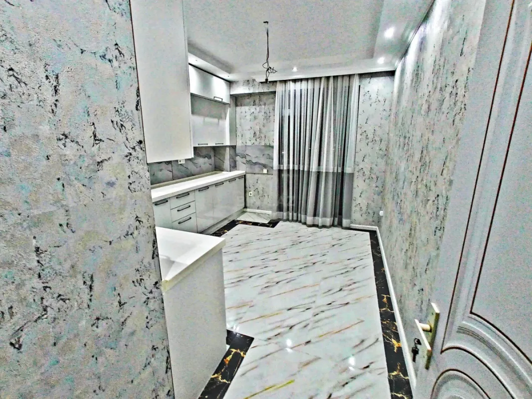 Satılır 4 otaqlı mənzil 180 m²
