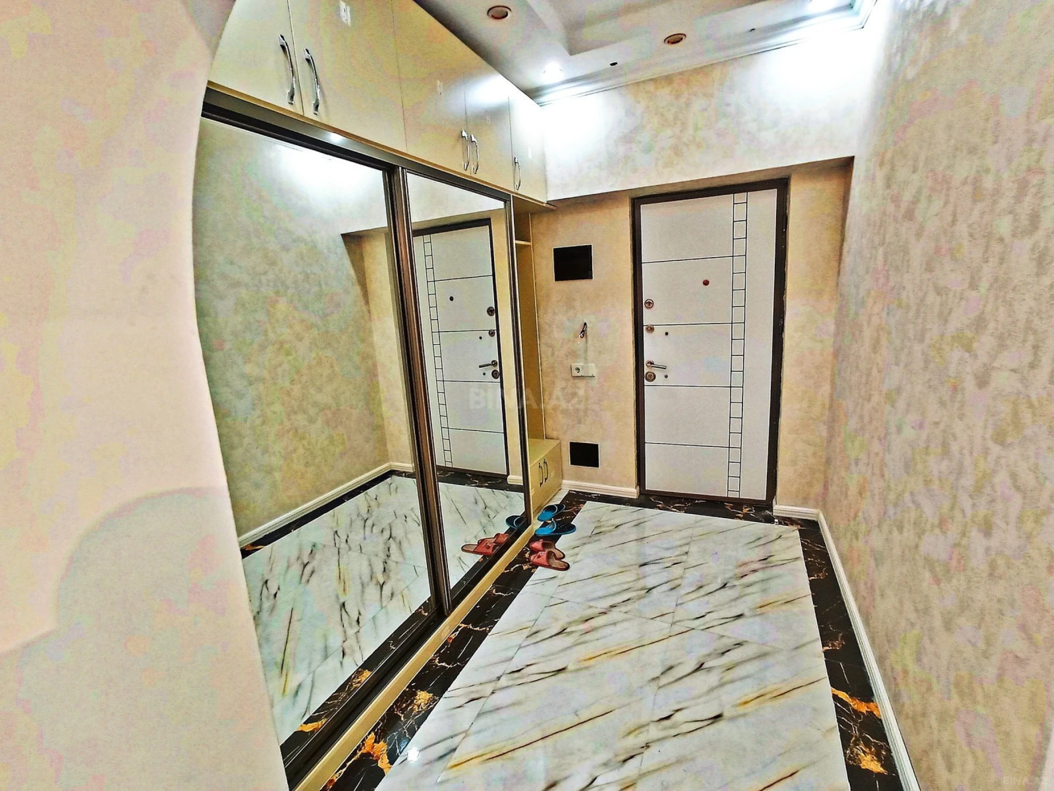 Satılır 4 otaqlı mənzil 180 m²