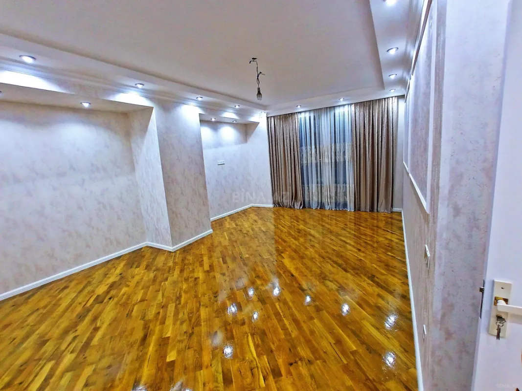 Satılır 4 otaqlı mənzil 180 m²