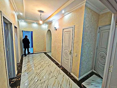 Satılır 4 otaqlı mənzil 180 m²