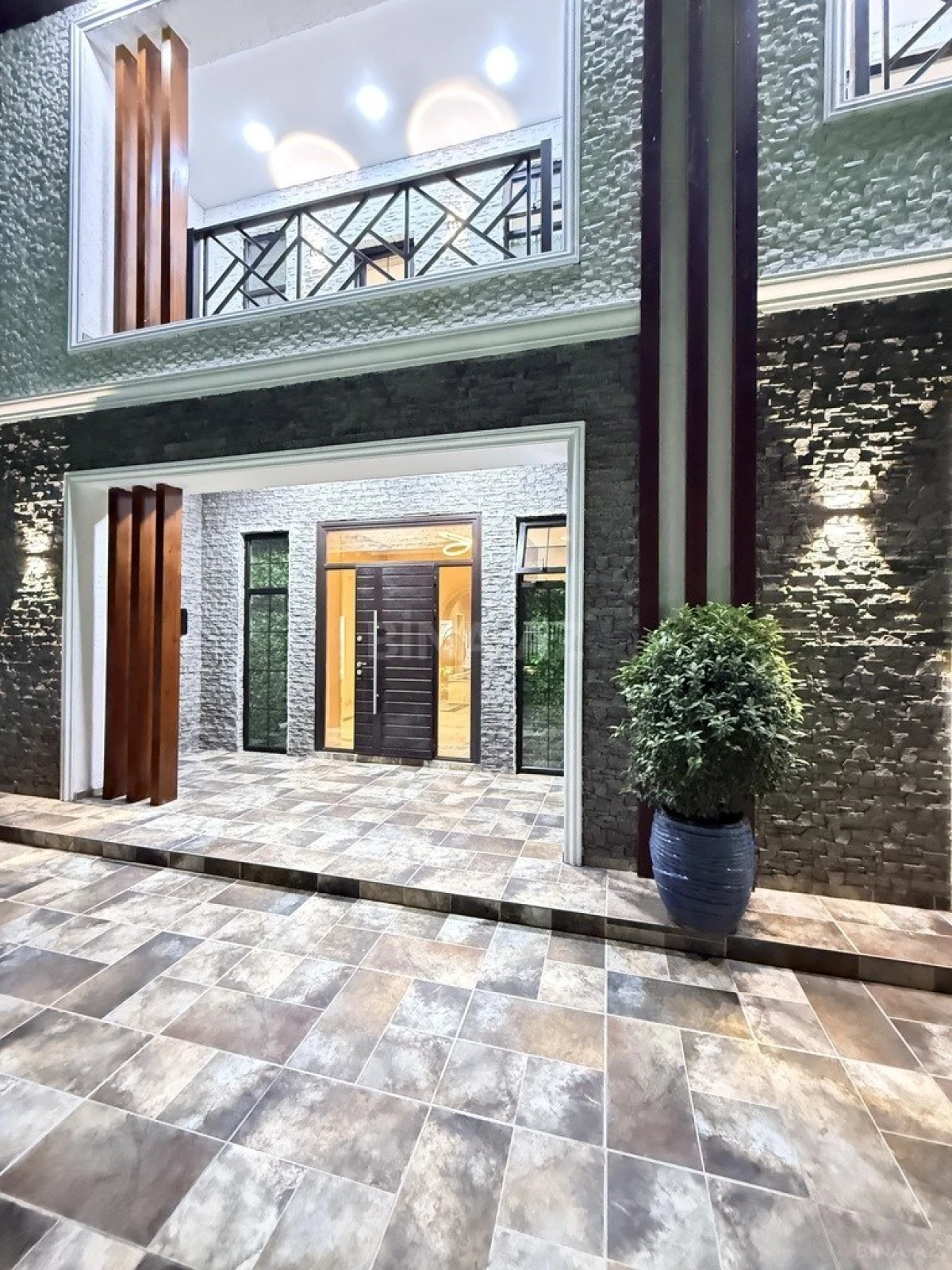 Satılır 9 otaqlı həyət evi 1000 m²