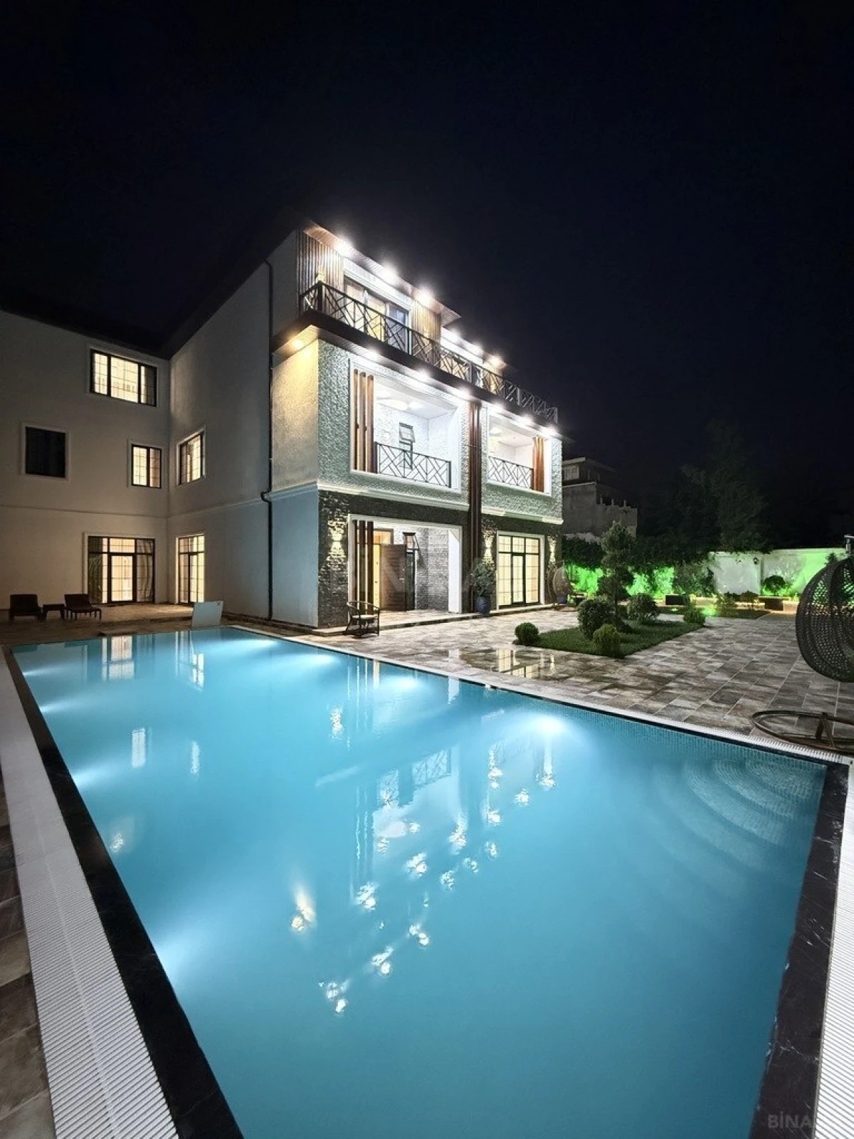 Satılır 9 otaqlı həyət evi 1000 m²