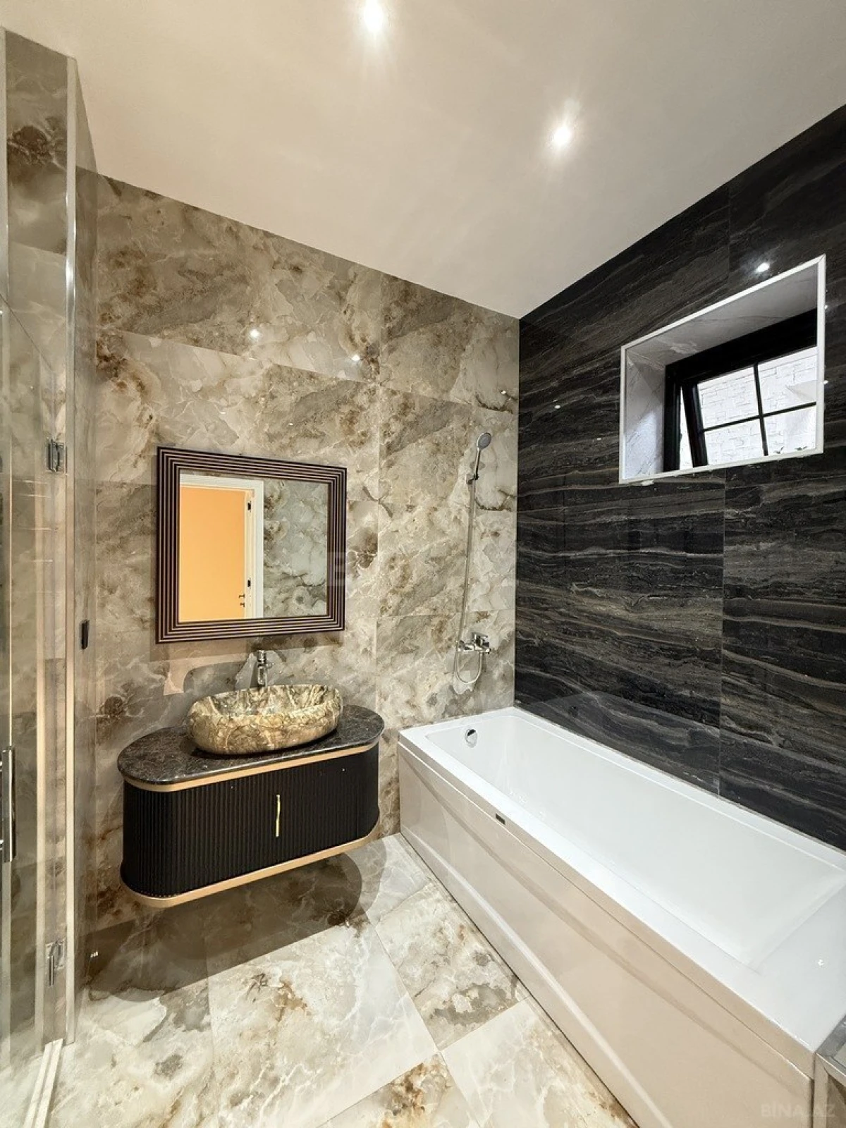 Satılır 9 otaqlı həyət evi 1000 m²