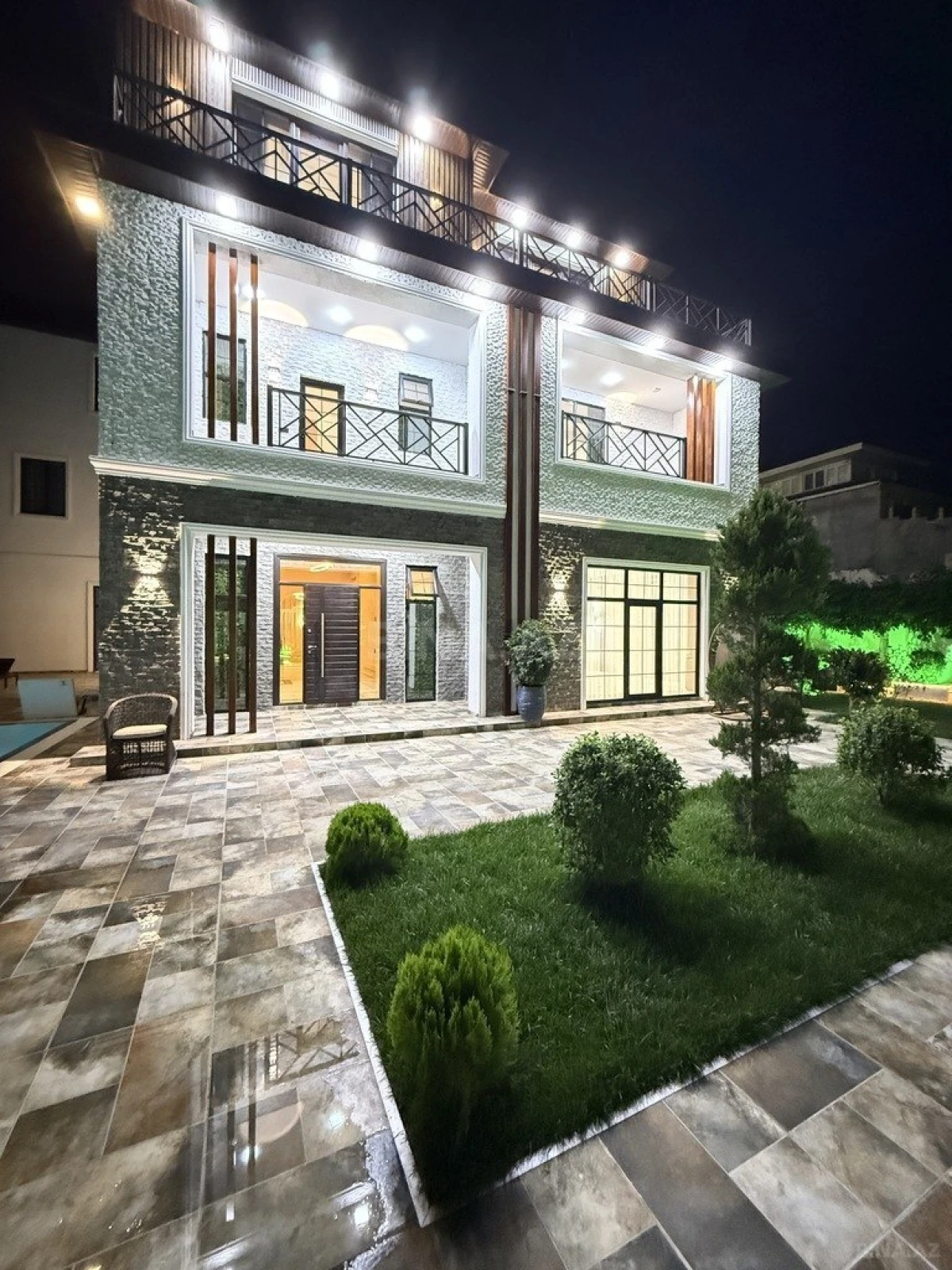 Satılır 9 otaqlı həyət evi 1000 m²