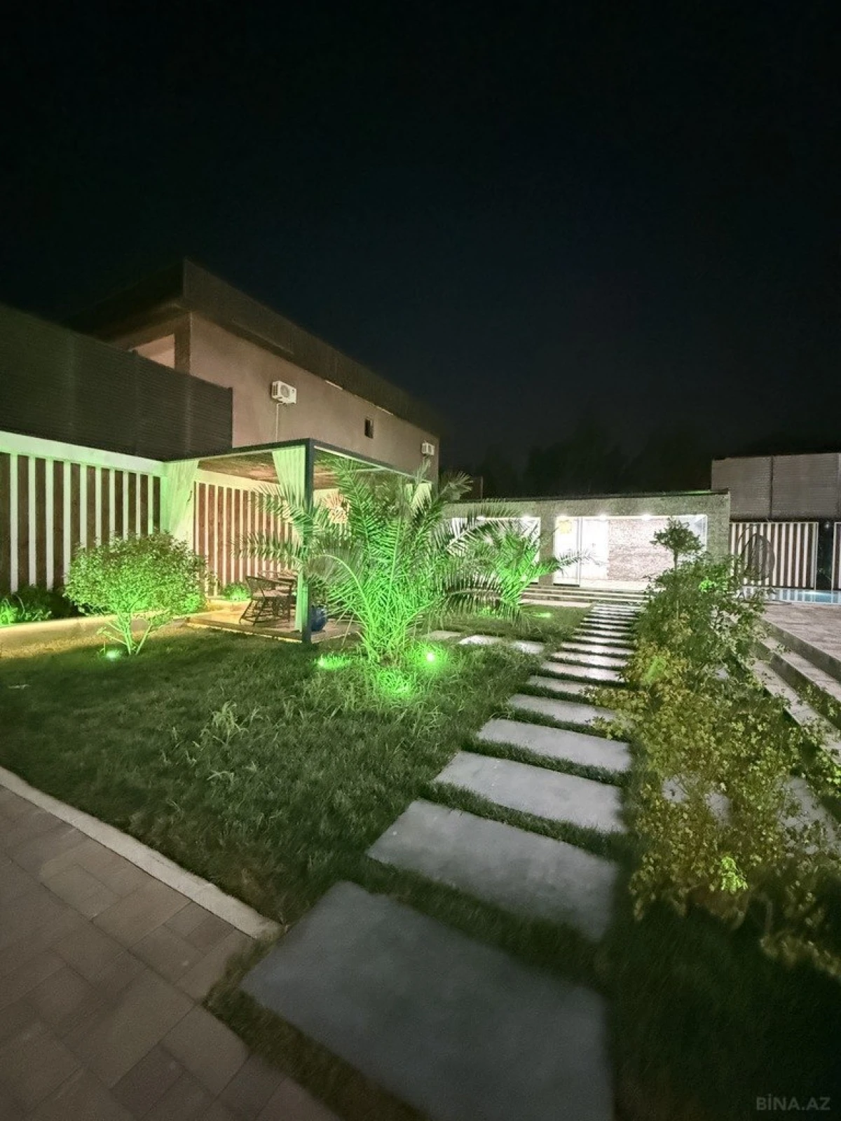 Satılır 9 otaqlı həyət evi 1000 m²