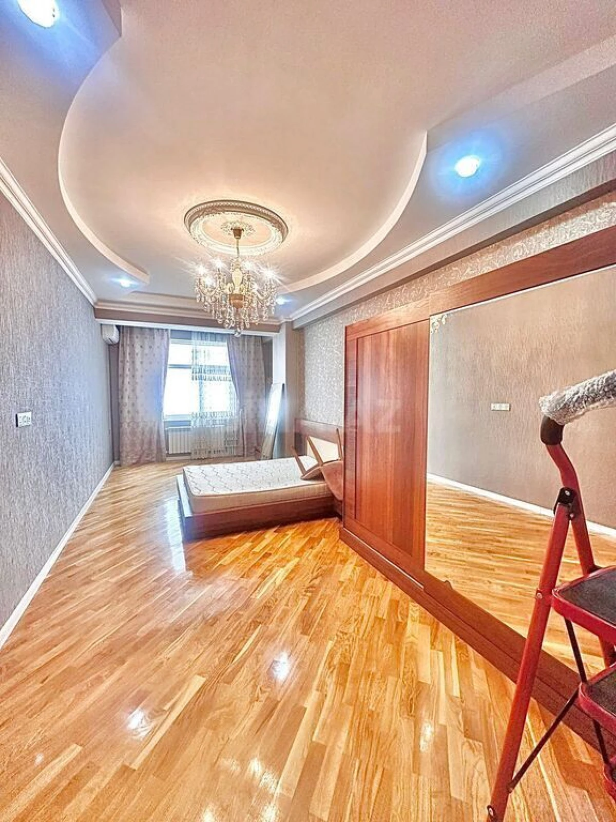 Satılır 3 otaqlı mənzil 142 m²