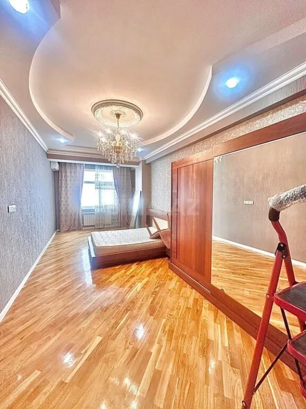 Satılır 3 otaqlı mənzil 142 m²