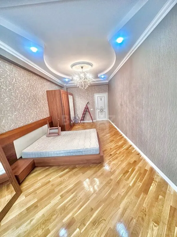 Satılır 3 otaqlı mənzil 142 m²