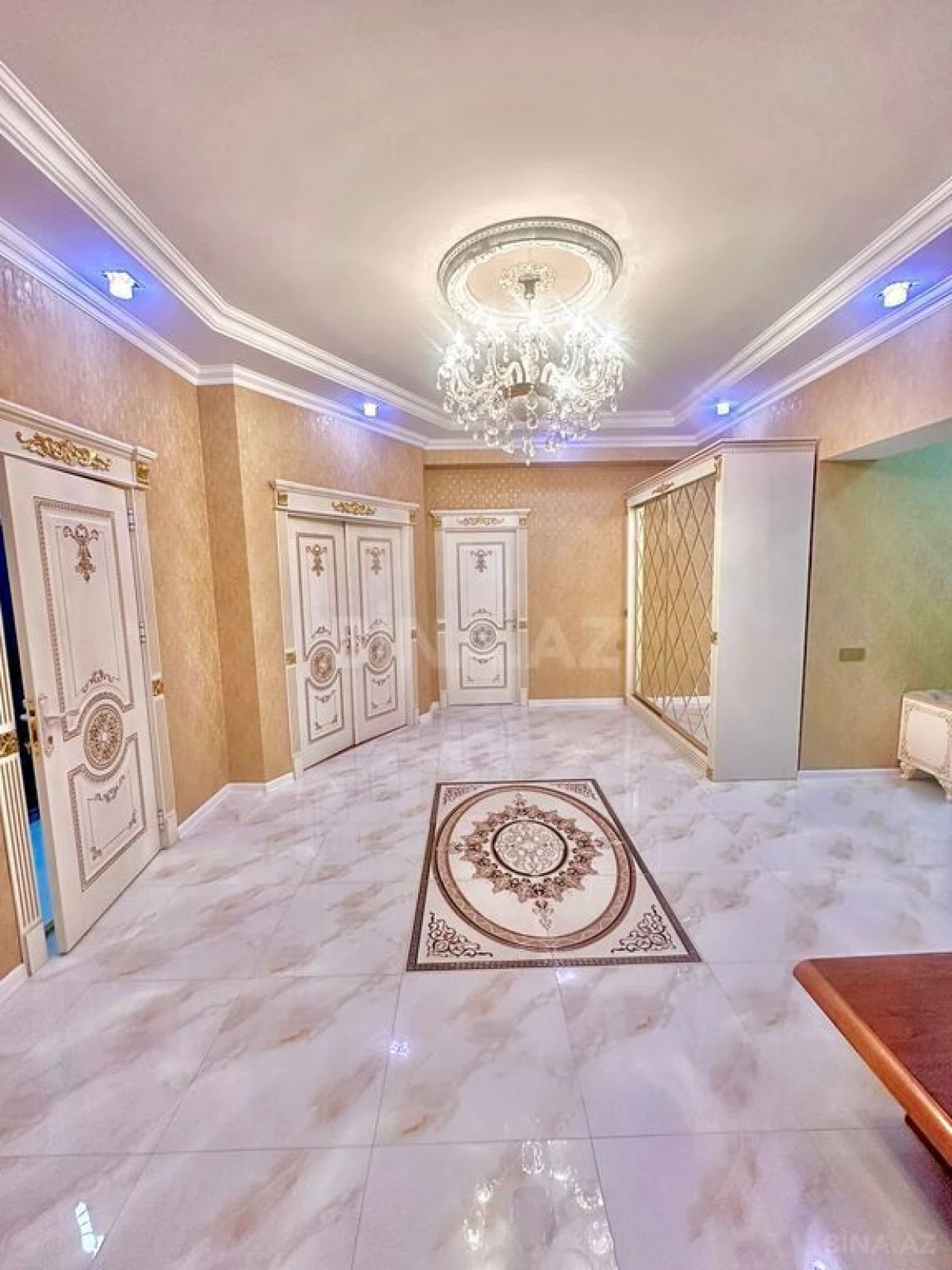 Satılır 3 otaqlı mənzil 142 m²