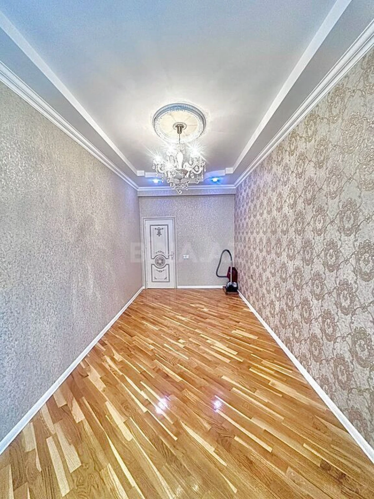 Satılır 3 otaqlı mənzil 142 m²