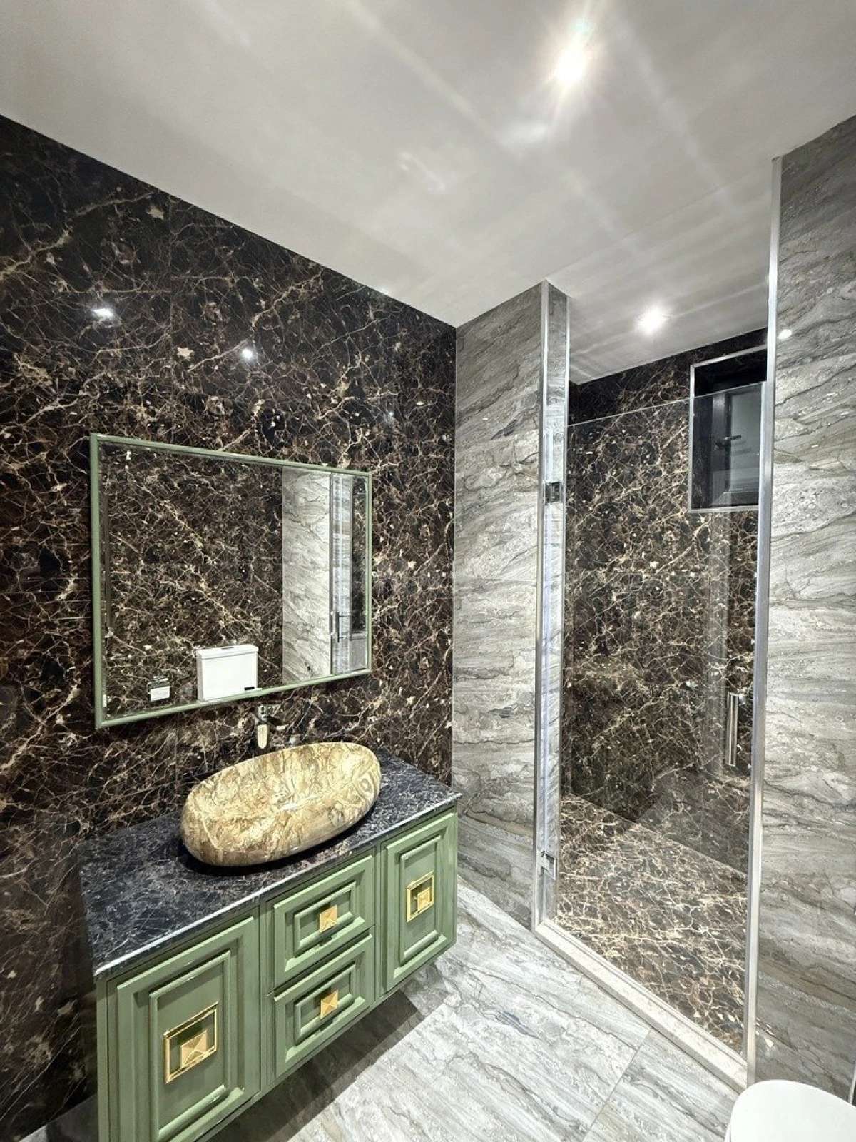 Satılır 9 otaqlı həyət evi 1000 m²