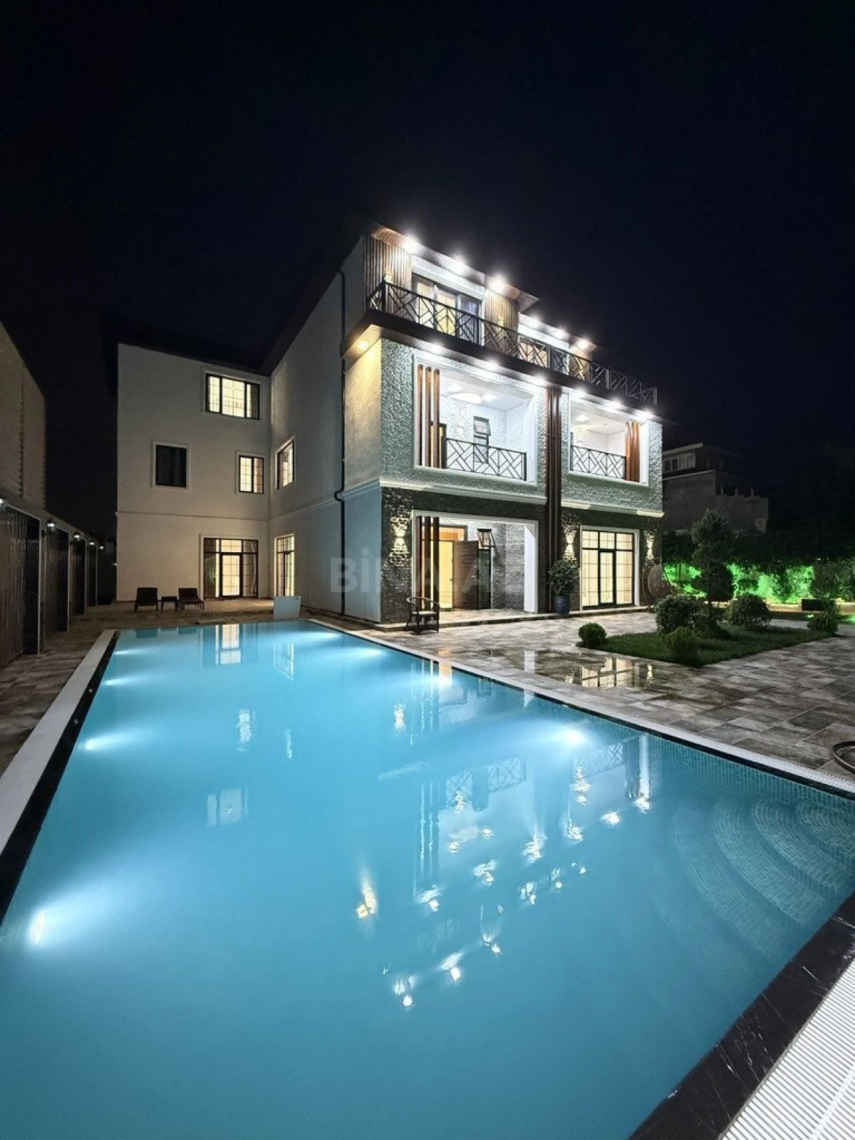 Satılır 9 otaqlı həyət evi 1000 m²