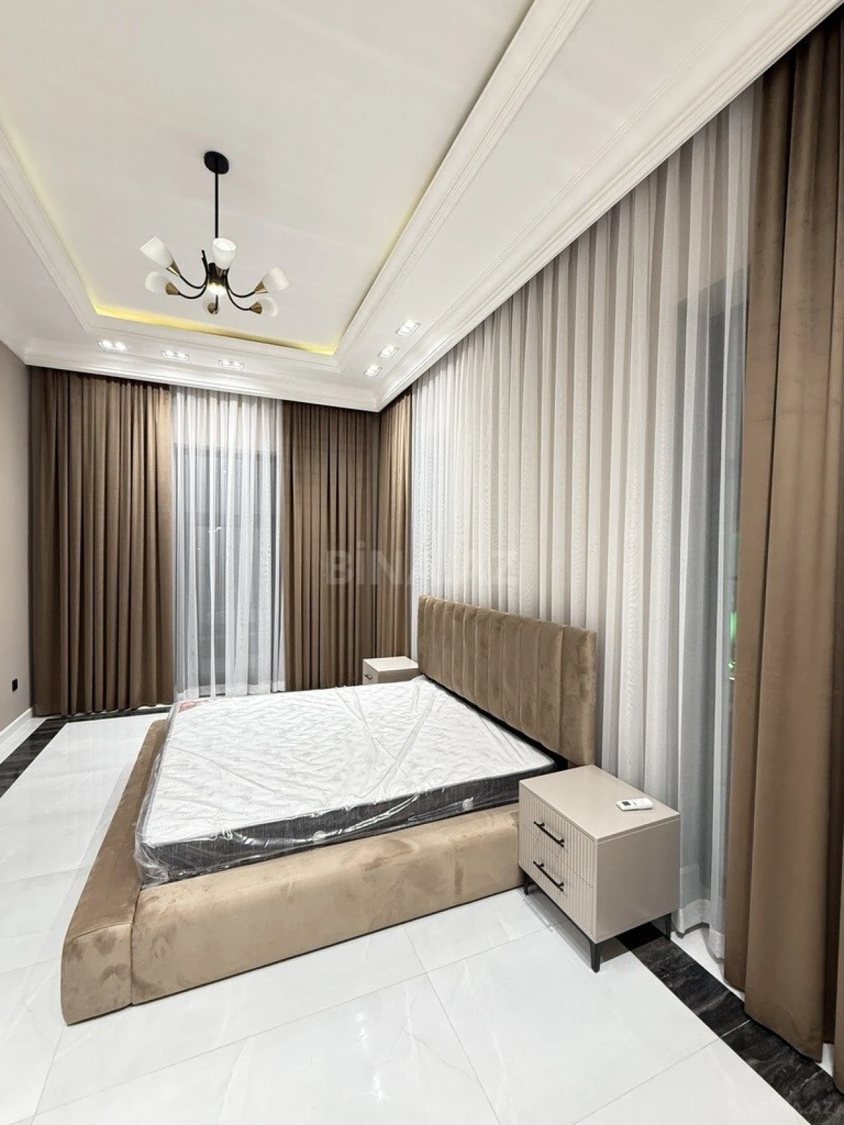 Satılır 9 otaqlı həyət evi 1000 m²