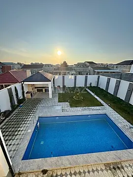 Satılır 6 otaqlı həyət evi 215 m²