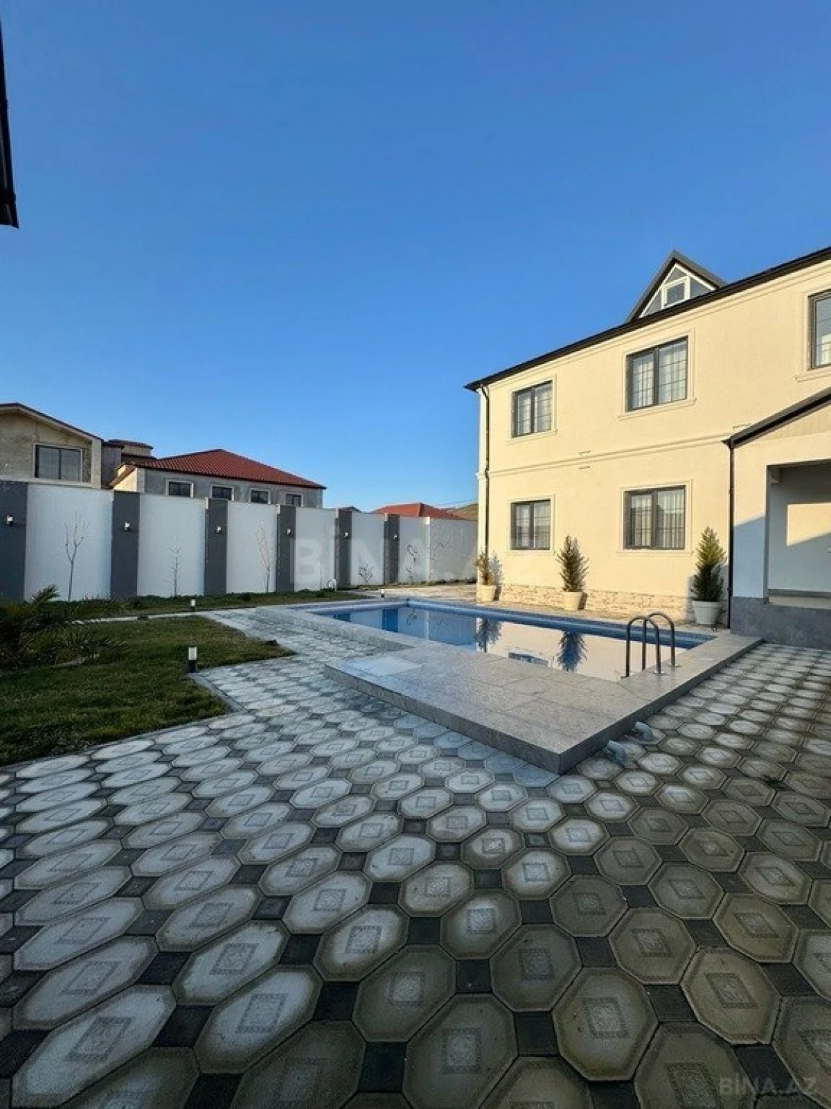 Satılır 6 otaqlı həyət evi 215 m²