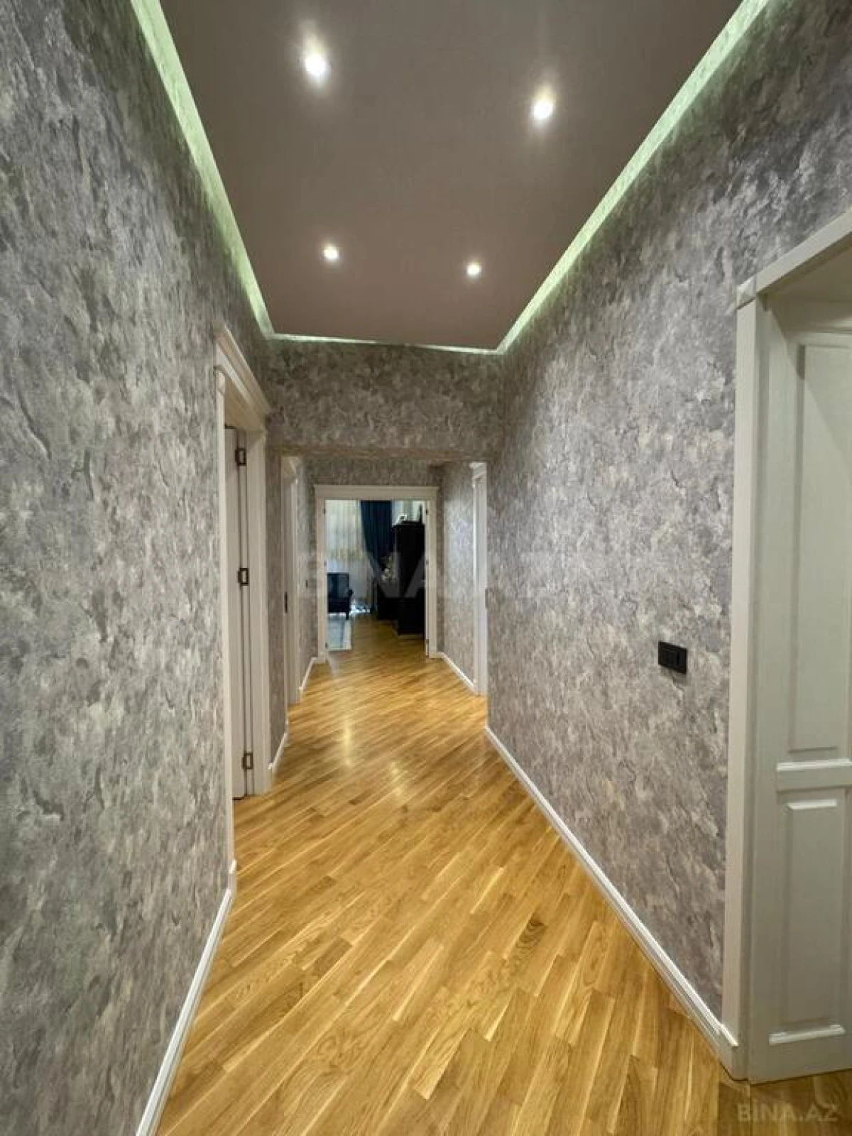 Satılır 3 otaqlı mənzil 135 m²