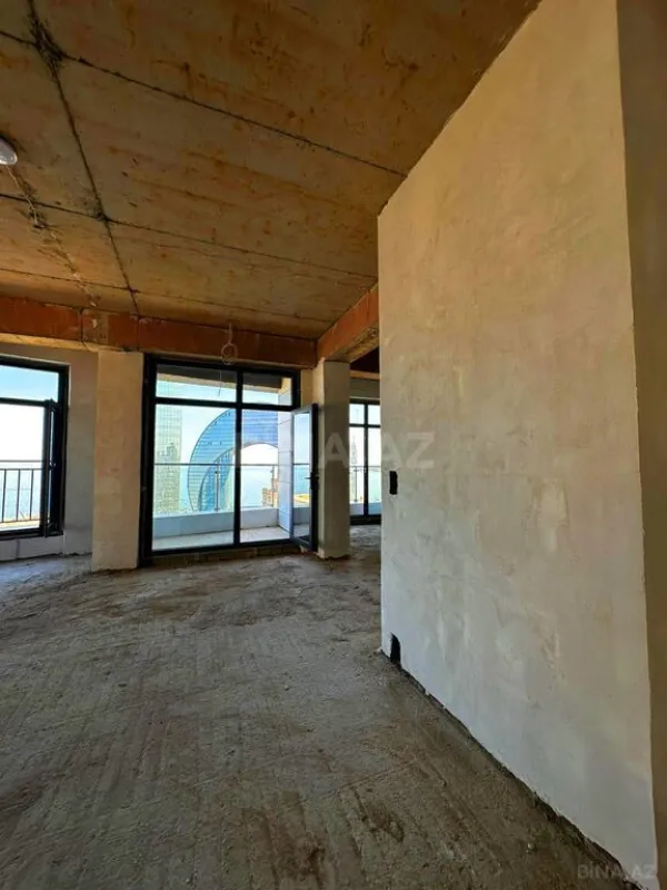 Satılır 4 otaqlı mənzil 185 m²