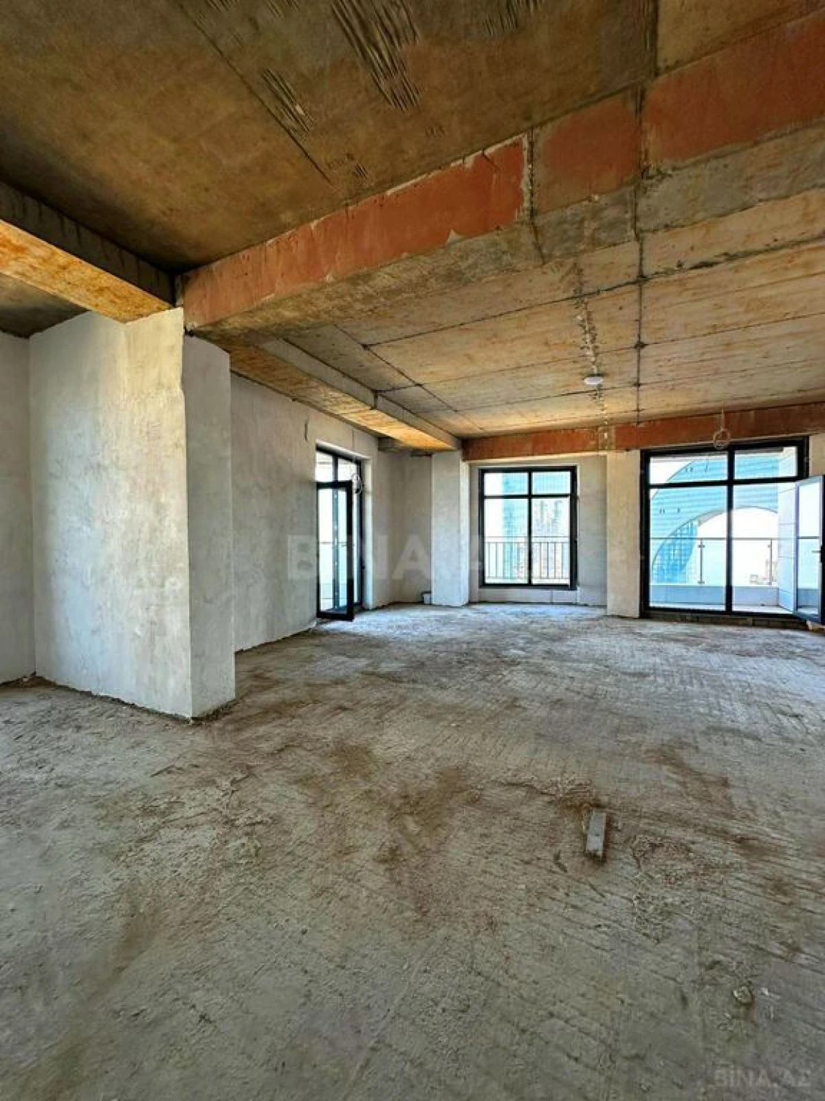 Satılır 4 otaqlı mənzil 185 m²