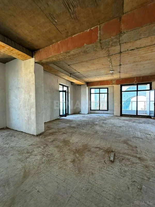 Satılır 4 otaqlı mənzil 185 m²