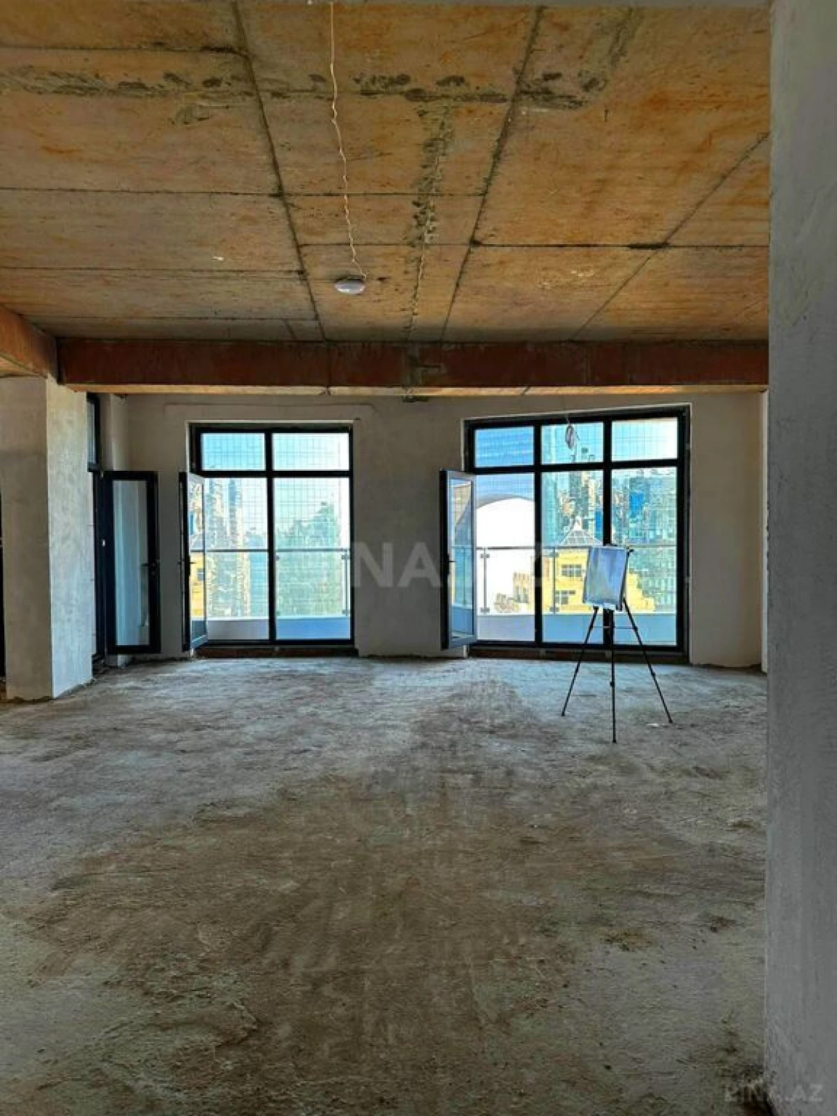Satılır 4 otaqlı mənzil 185 m²