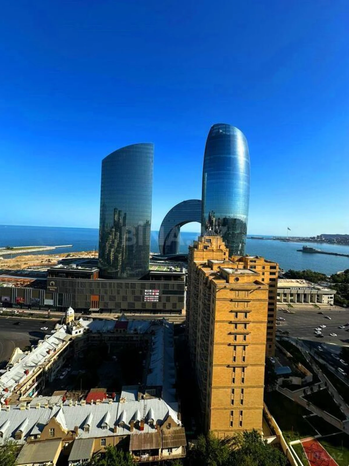 Satılır 4 otaqlı mənzil 185 m²