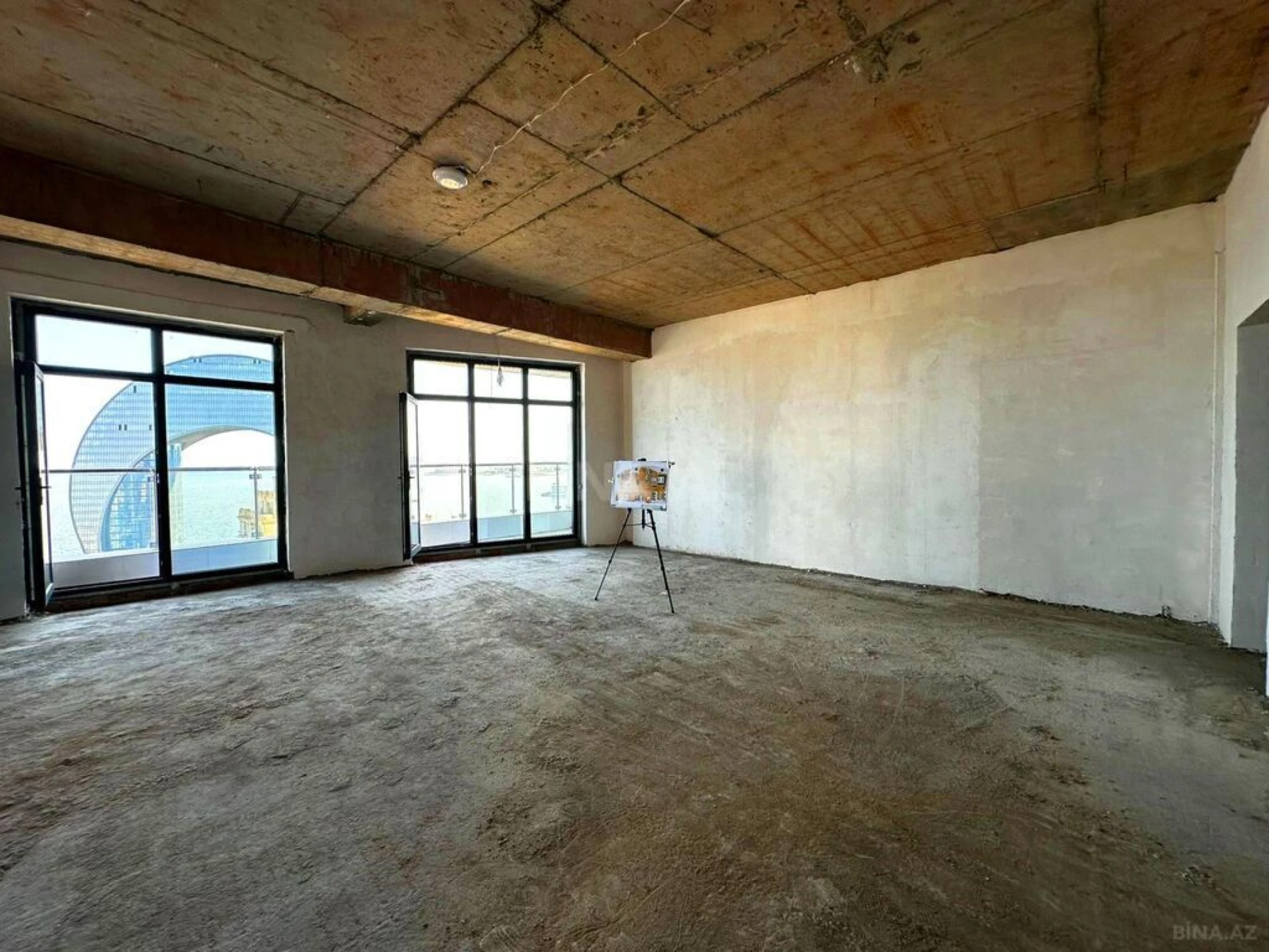 Satılır 4 otaqlı mənzil 185 m²