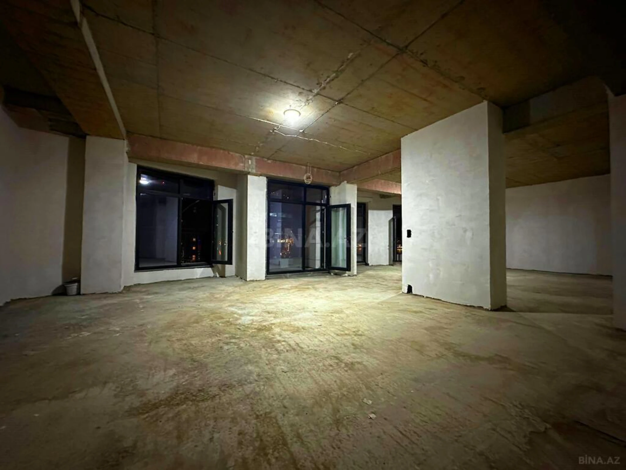 Satılır 4 otaqlı mənzil 185 m²