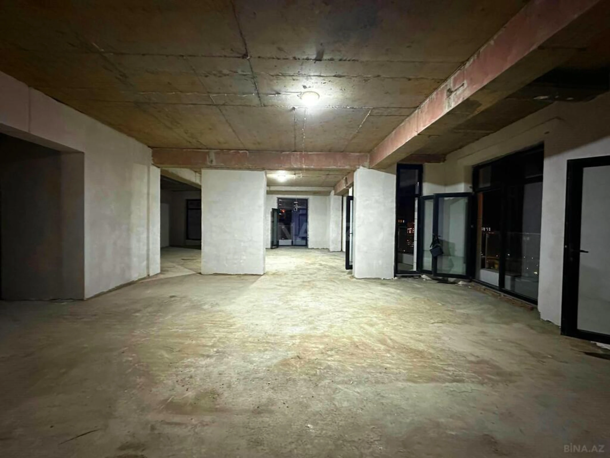 Satılır 4 otaqlı mənzil 185 m²