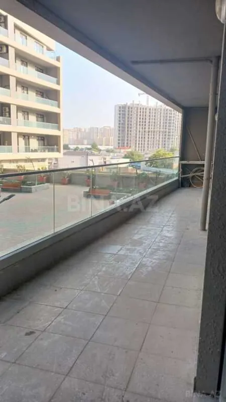 Satılır 4 otaqlı mənzil 180 m²