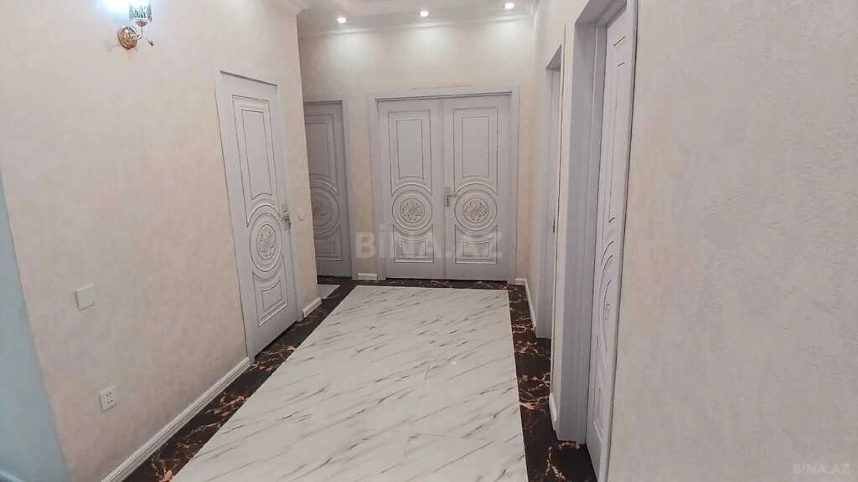 Satılır 4 otaqlı mənzil 180 m²
