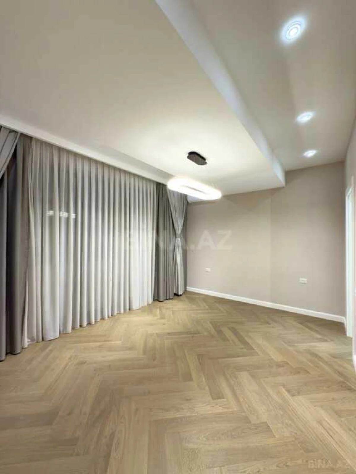 Satılır 3 otaqlı mənzil 137 m²