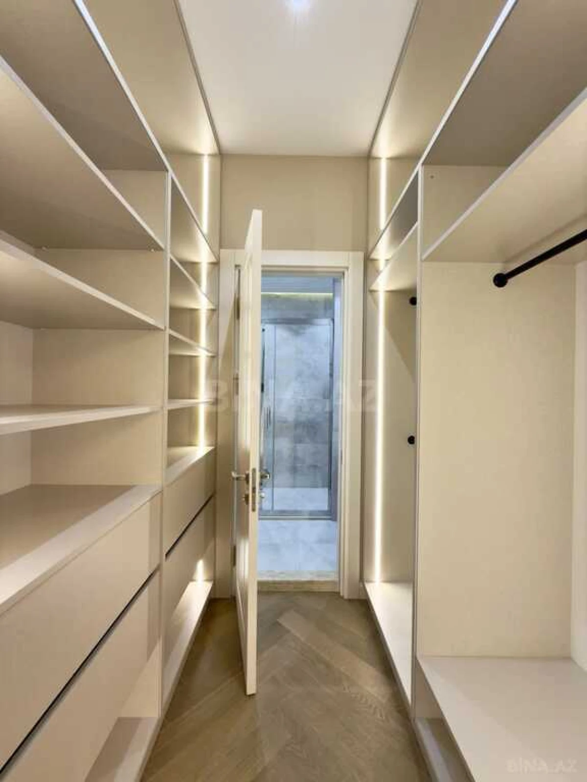 Satılır 3 otaqlı mənzil 137 m²