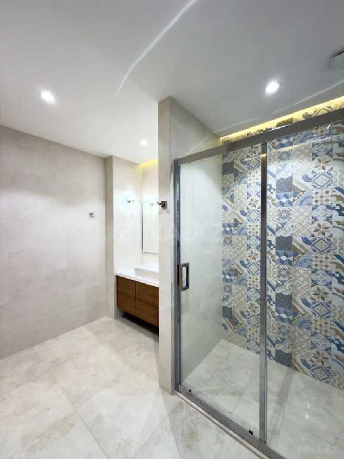 Satılır 3 otaqlı mənzil 137 m²