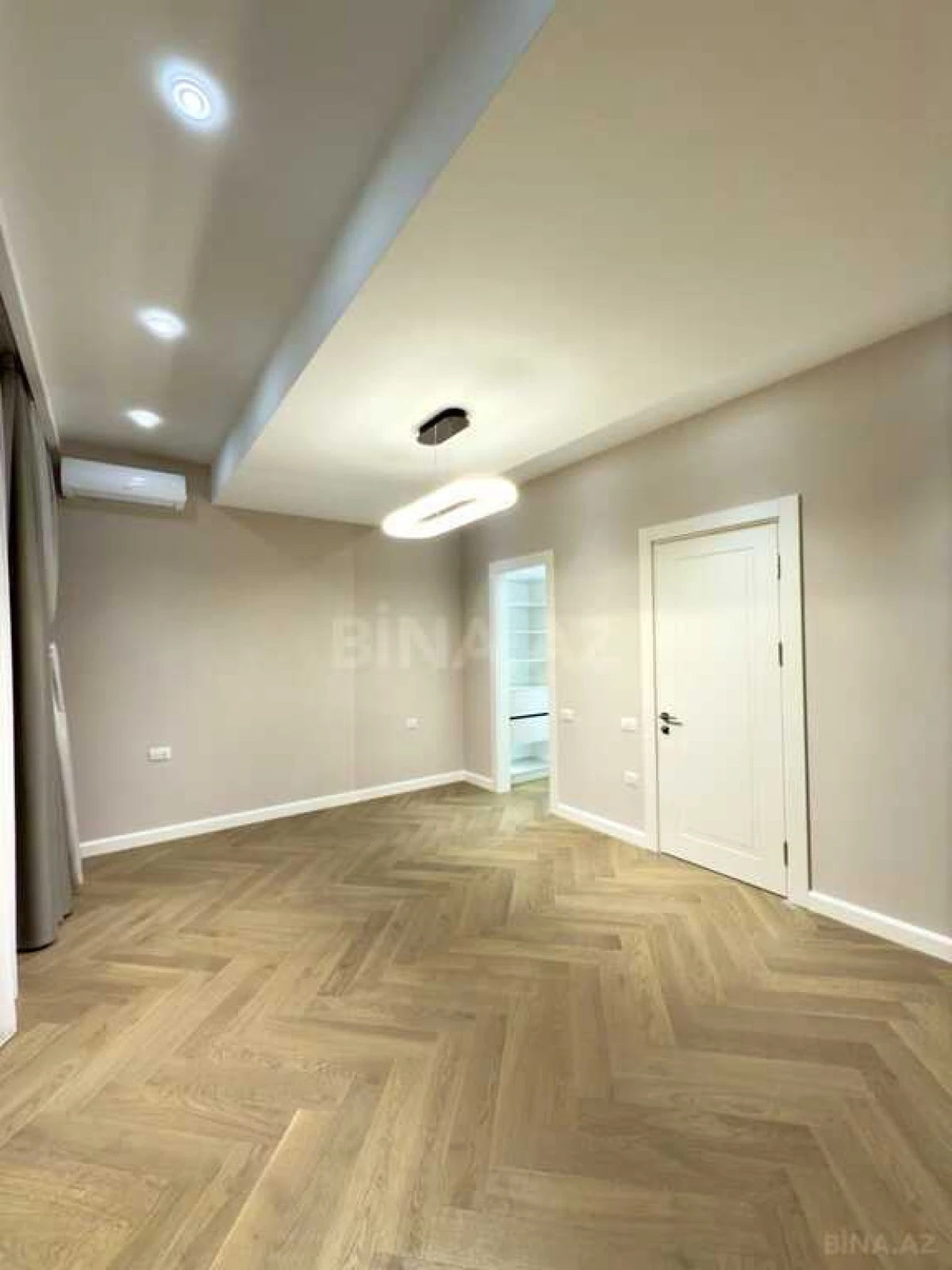 Satılır 3 otaqlı mənzil 137 m²