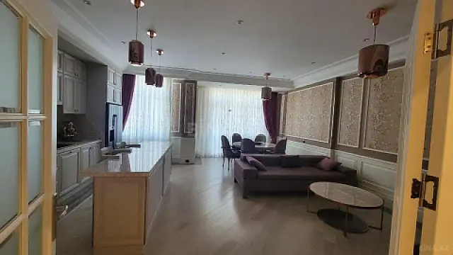 Satılır 4 otaqlı mənzil 140 m²