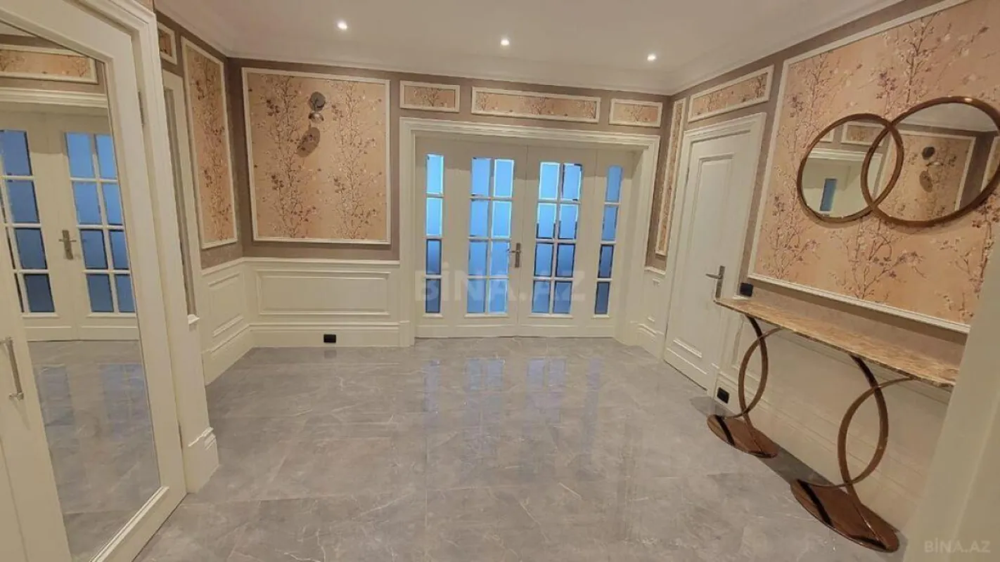 Satılır 4 otaqlı mənzil 140 m²