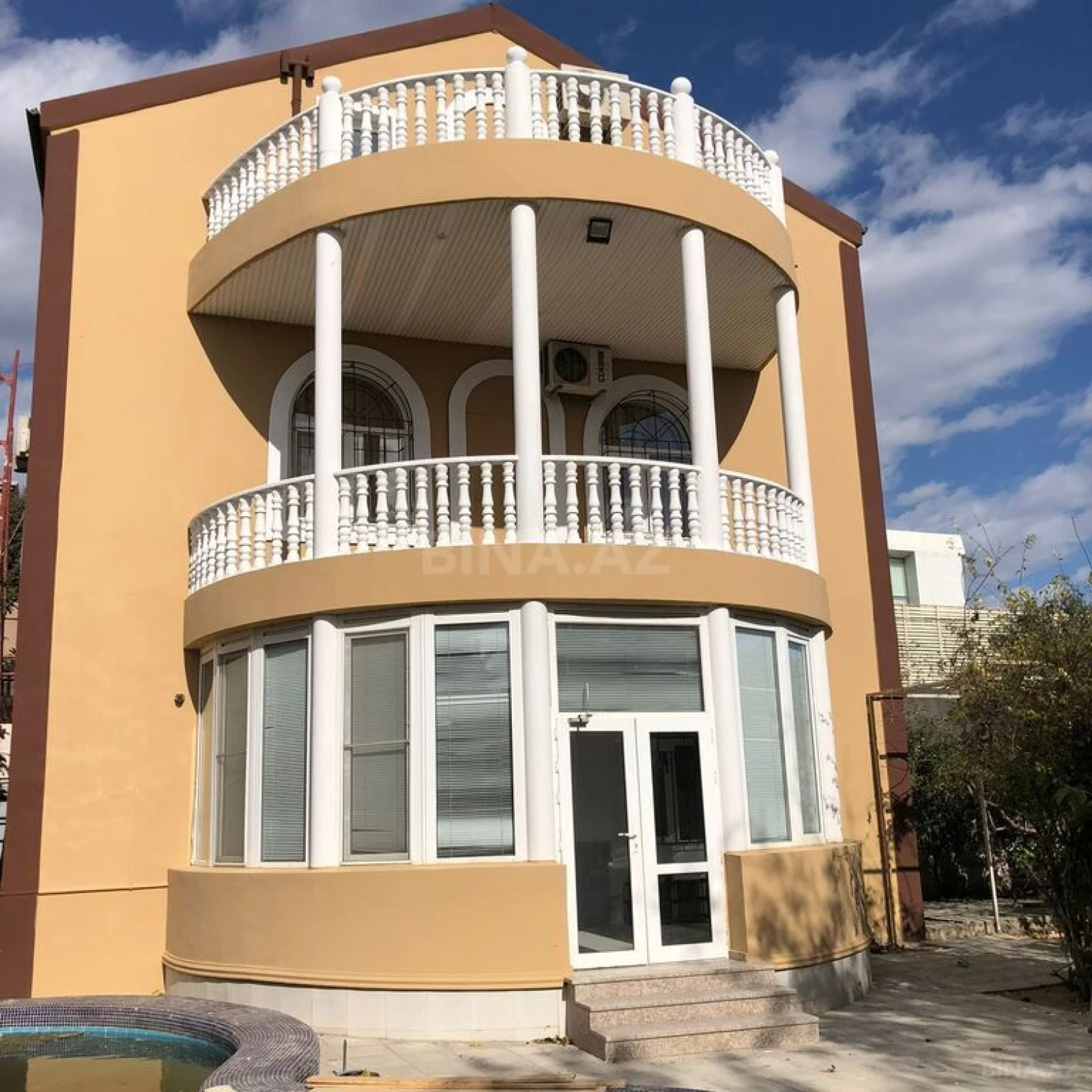 Kirayə verilir 6 otaqlı həyət evi 300 m²