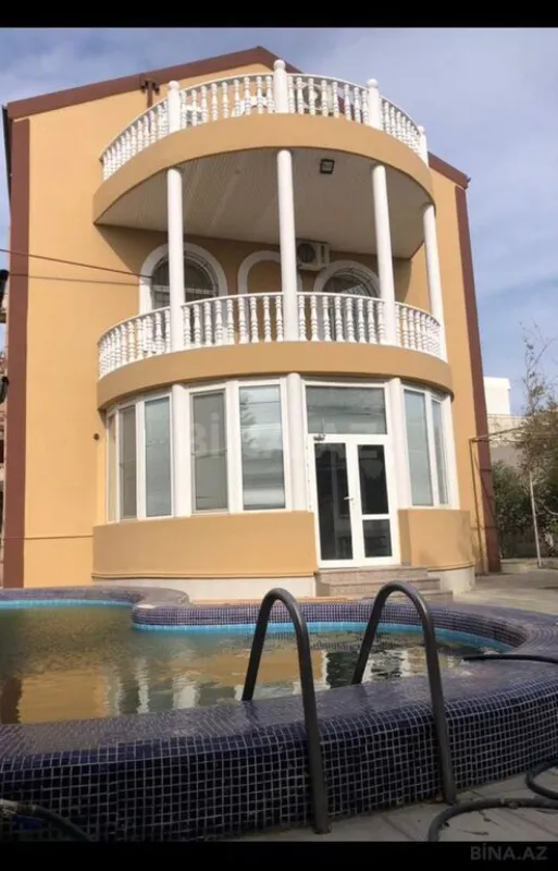 Kirayə verilir 6 otaqlı həyət evi 300 m²