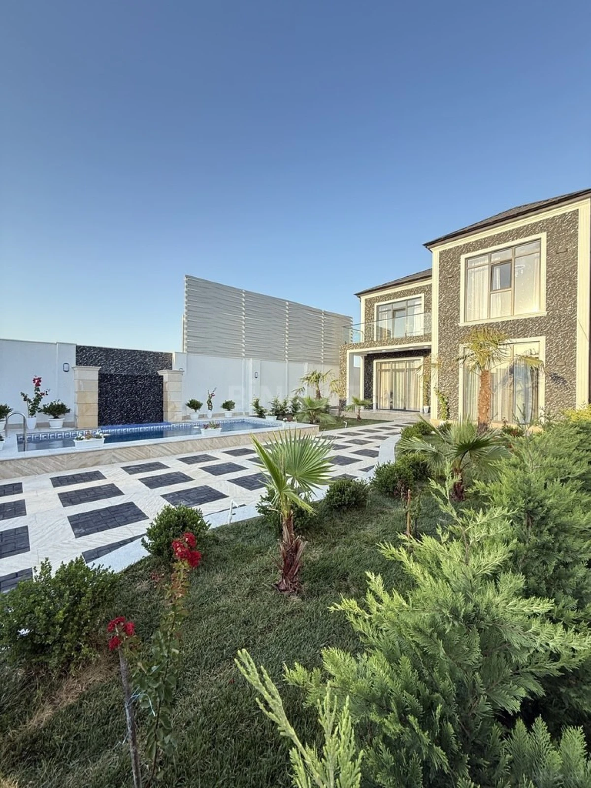 Satılır 5 otaqlı həyət evi 220 m²