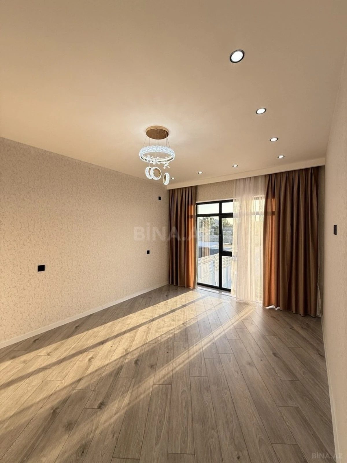 Satılır 5 otaqlı həyət evi 220 m²