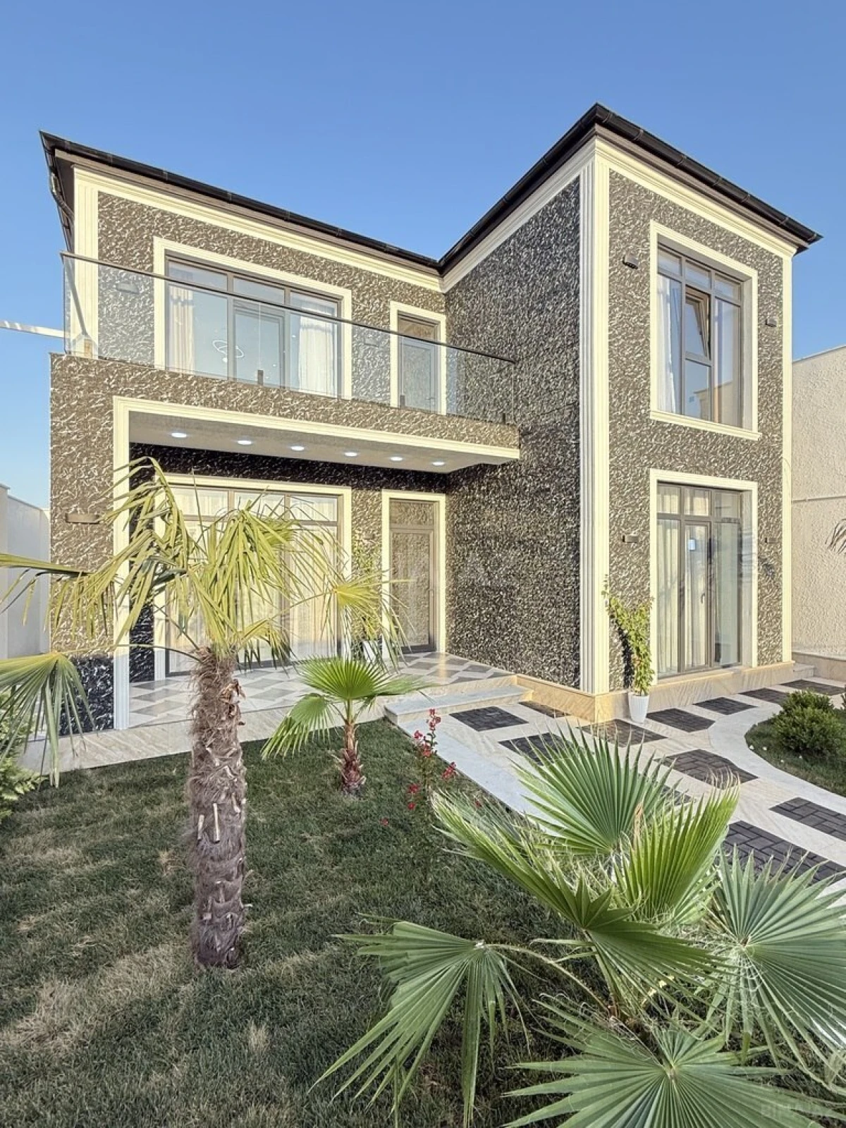 Satılır 5 otaqlı həyət evi 220 m²