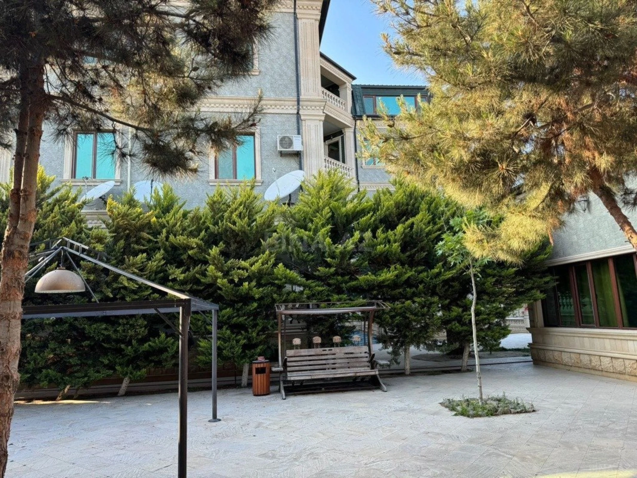 Kirayə verilir 8 otaqlı həyət evi 700 m²